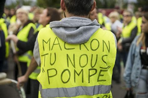  La Rivolta dei Giubbotti Gialli: Simboli di Disuguaglianza Sociale e Proteste Contro le Politiche Economiche