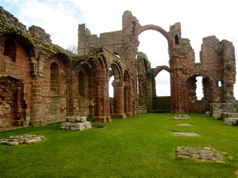  Il Sacco di Lindisfarne: Un Monastero Devastati dalle Ombre dei Vichinghi e un Presagio per la Storia Inglese